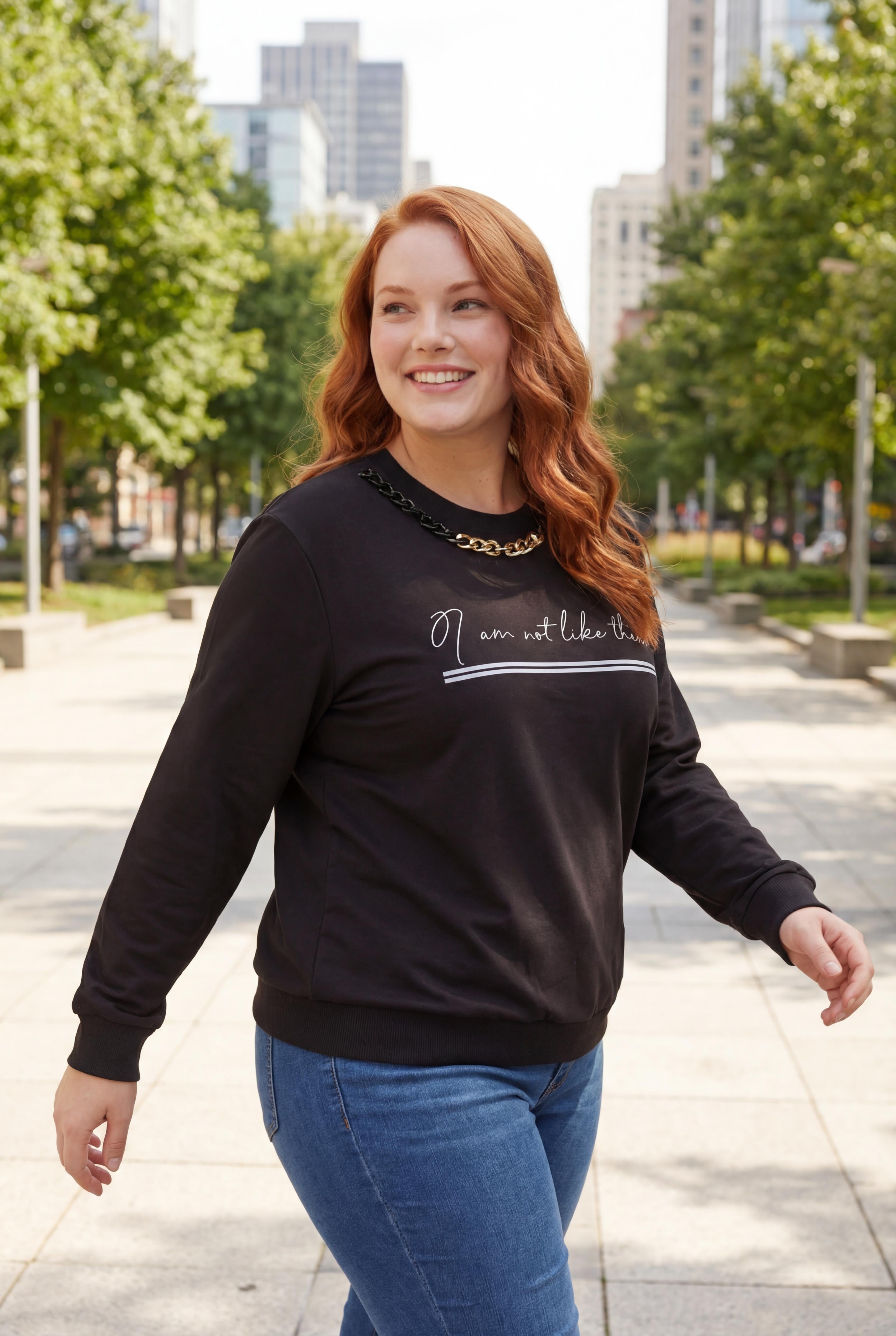 Kadın Büyük Beden Yaka Zincir Detaylı Yazılı Siyah Sweatshirt